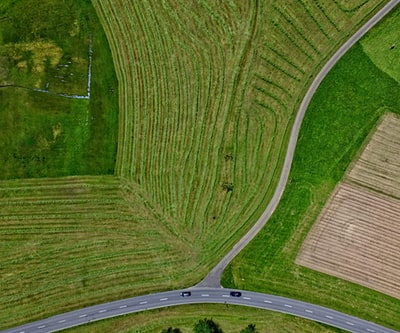 空中photogprahy灰色的沥青道路绿地白天附近
